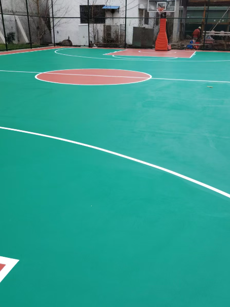 芝罘 球场长期使用易出现地面开裂